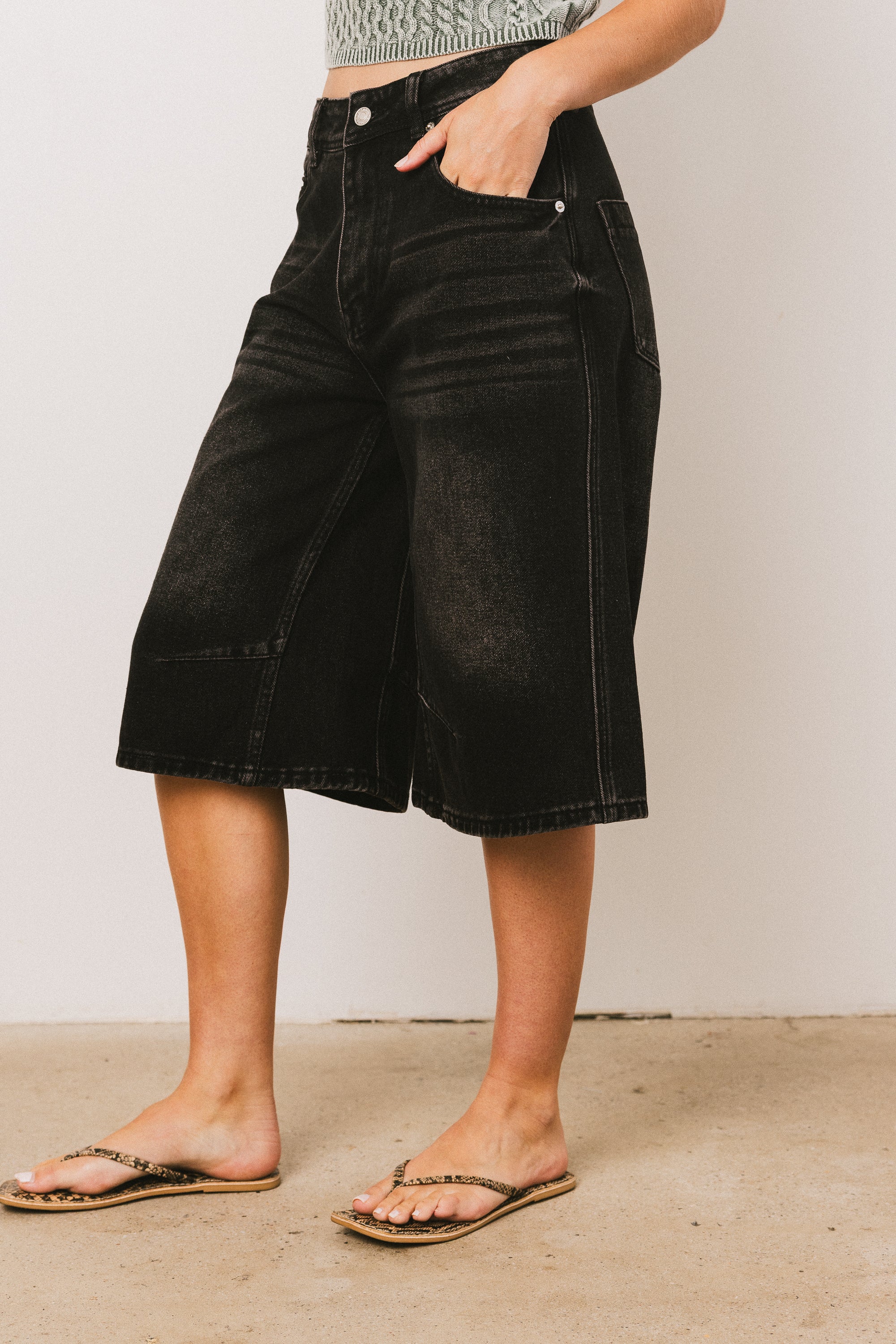 Alden Bermuda Shorts in Black - Image 3