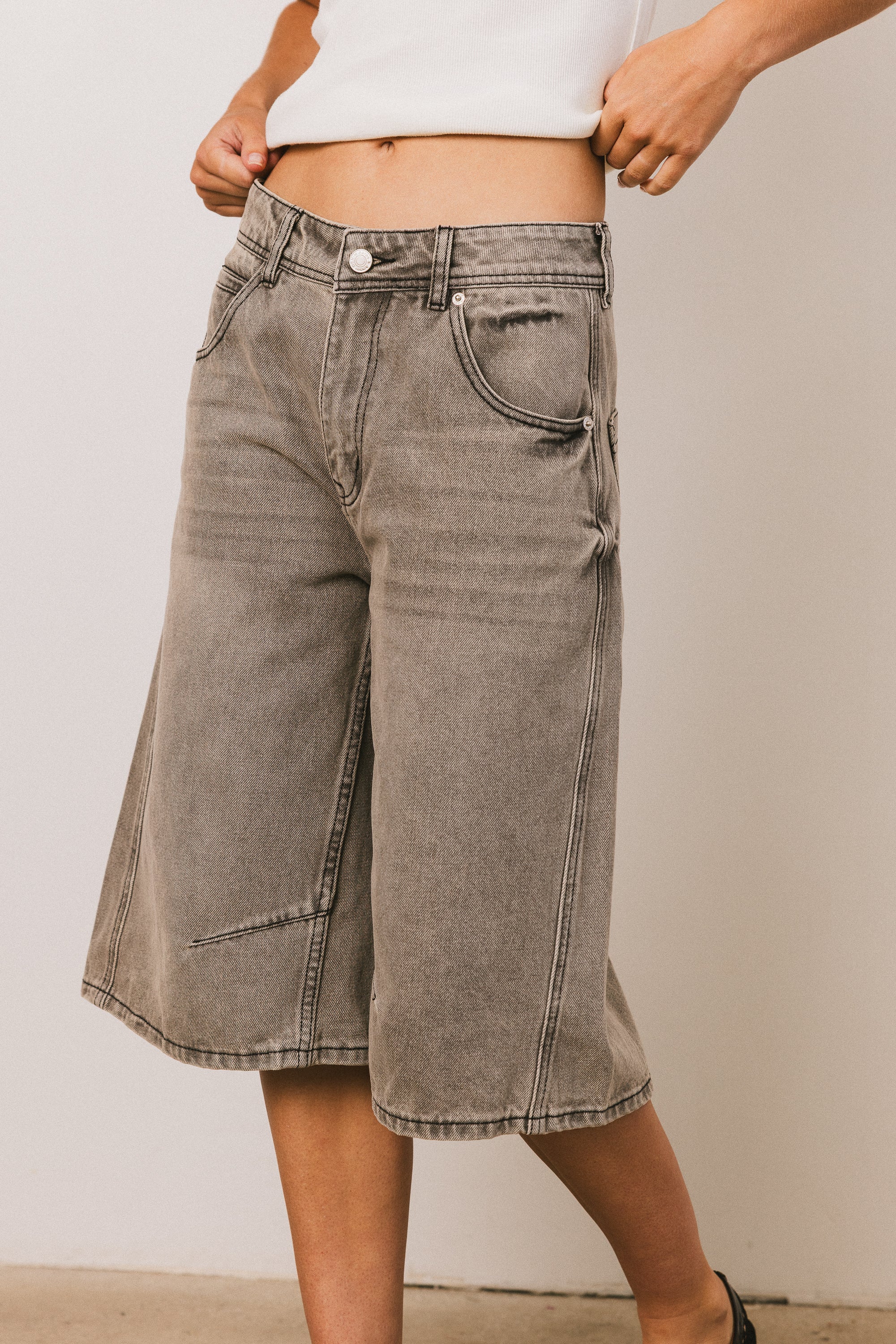 Alden Bermuda Shorts in Grey - Image 8