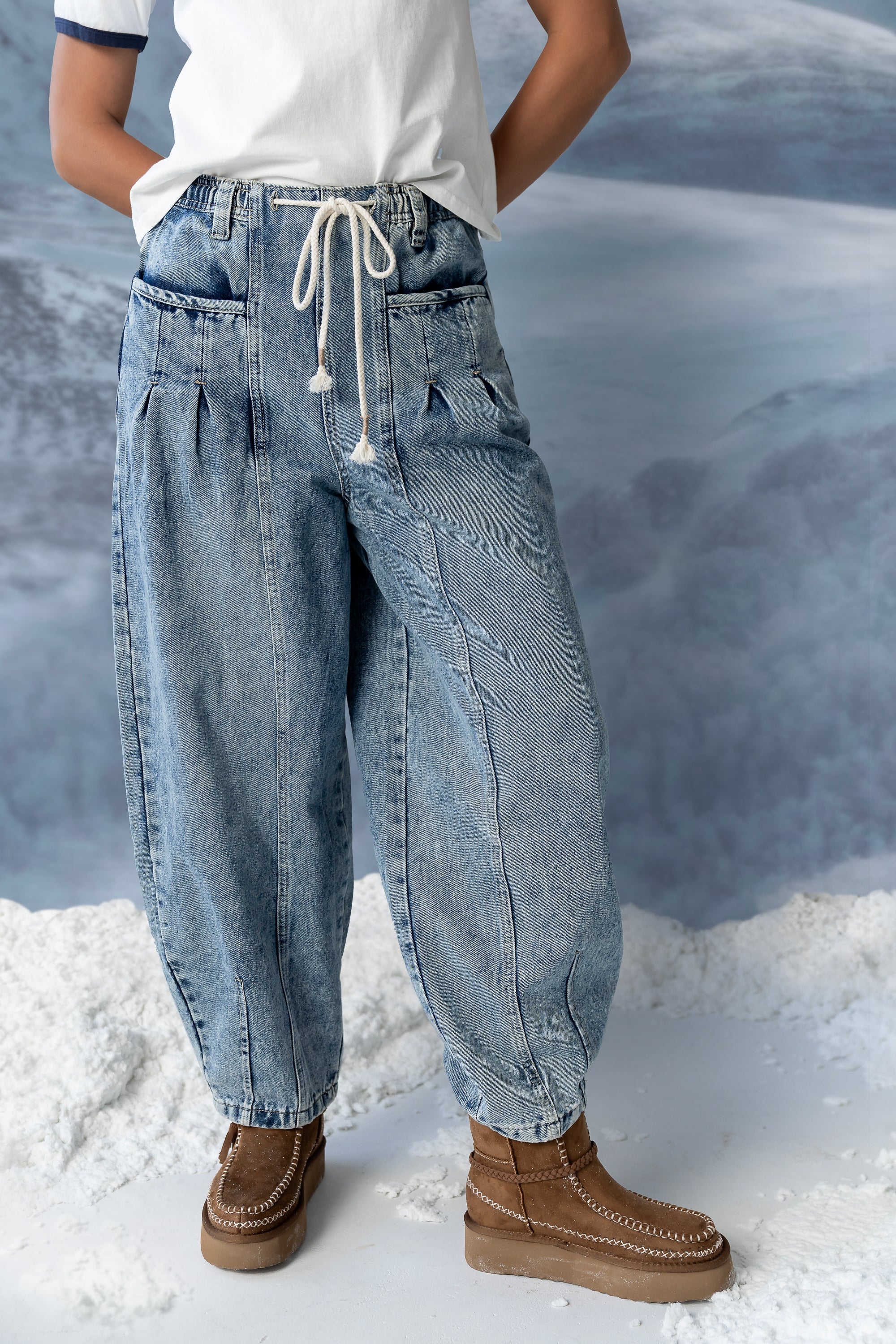 Kamryn Tapered Baggy Jeans in Medium Wash - Image 7