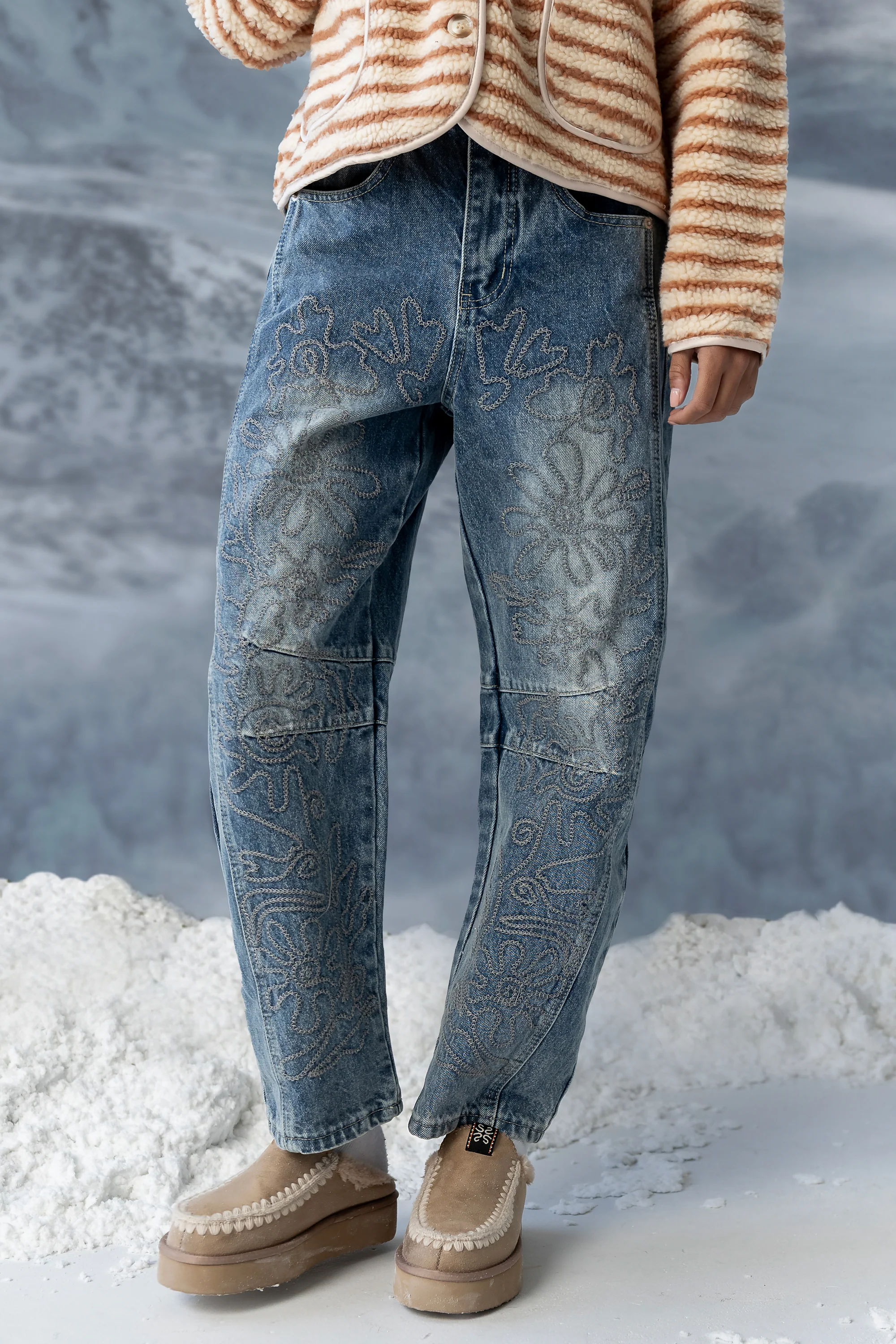 Kinsey Embroidered Barrel Jeans in Medium Wash - Image 4