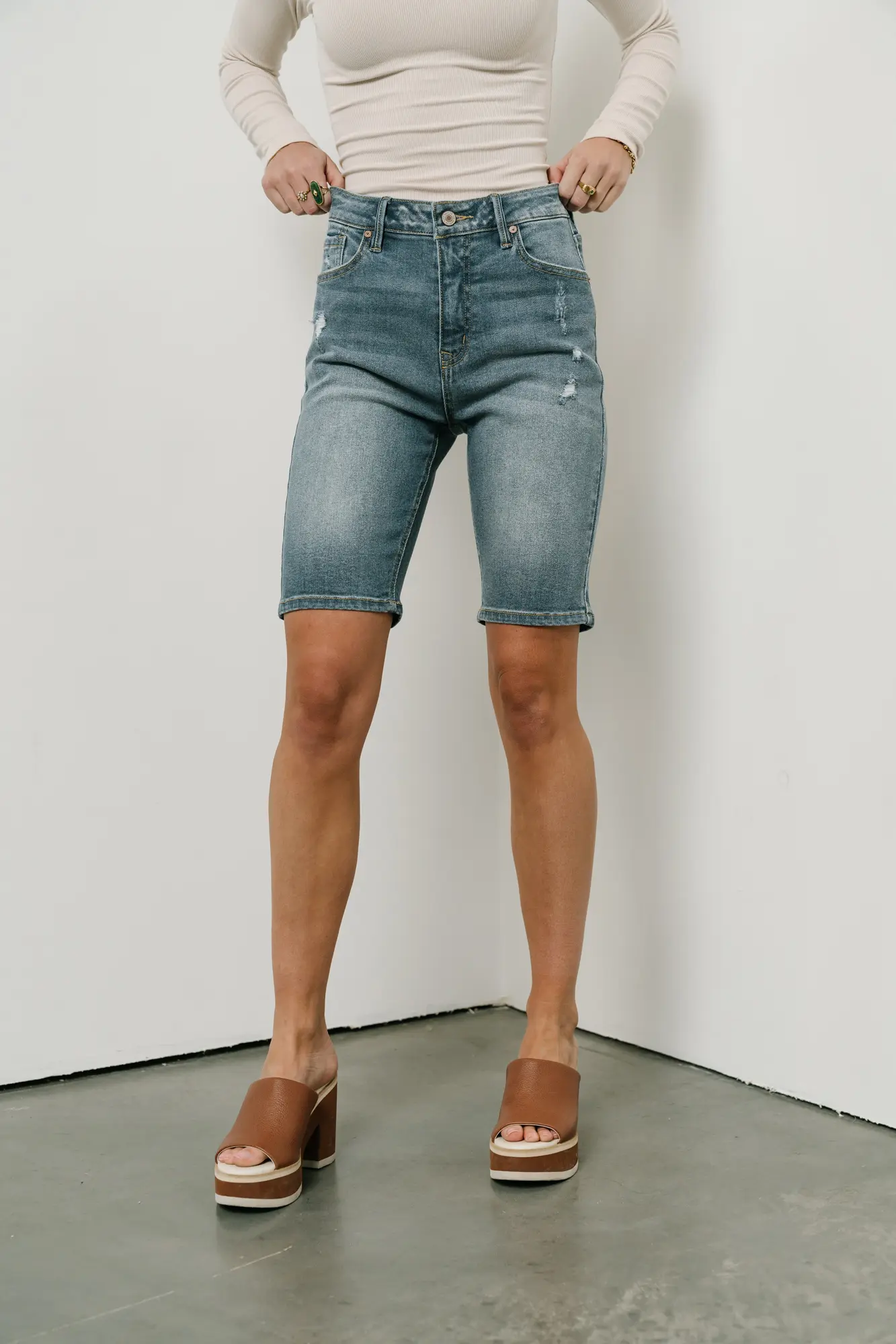 Miley Bermuda Shorts in Medium Wash - FINAL SALE - Image 3