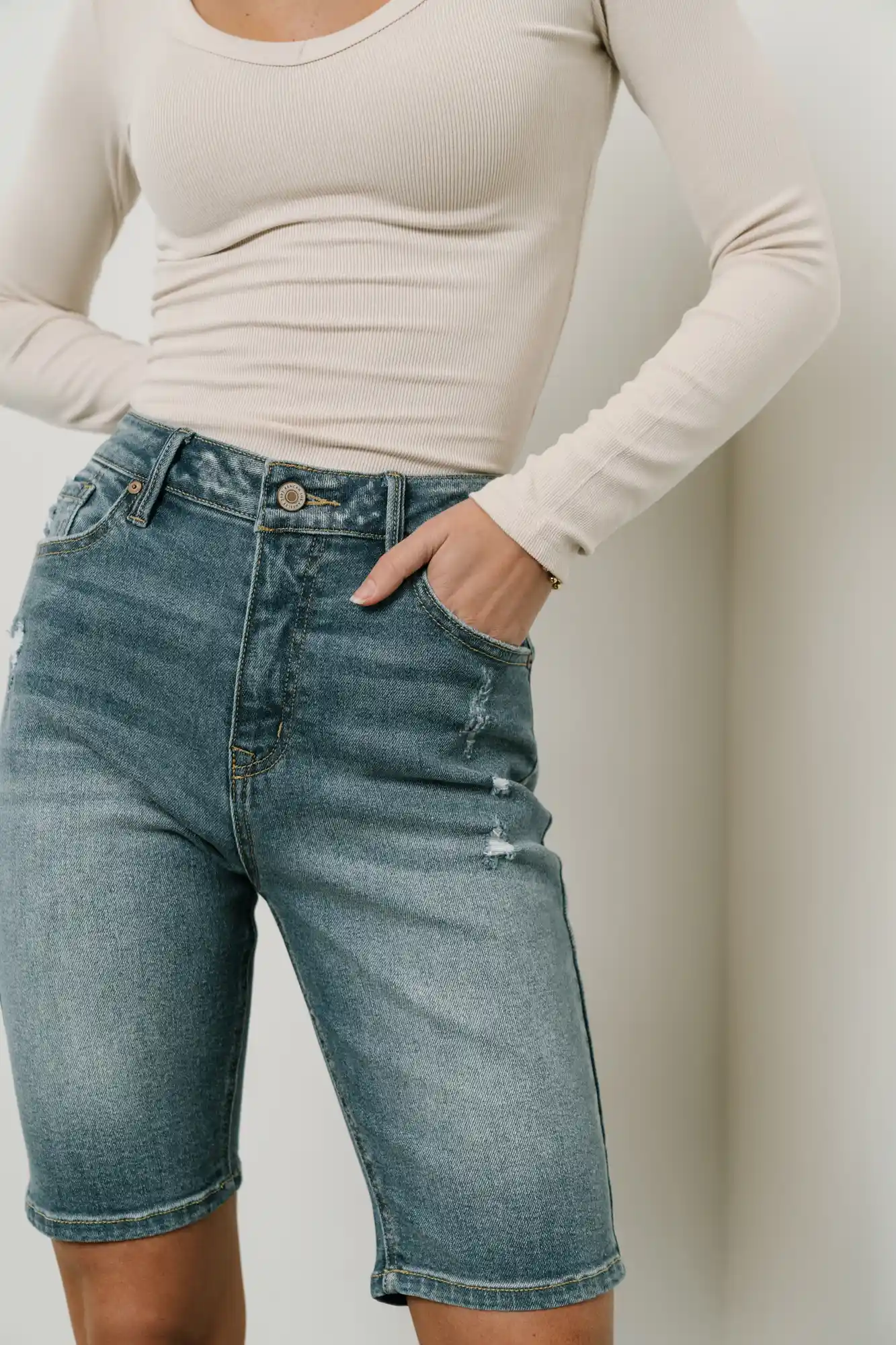 Miley Bermuda Shorts in Medium Wash - FINAL SALE - Image 4