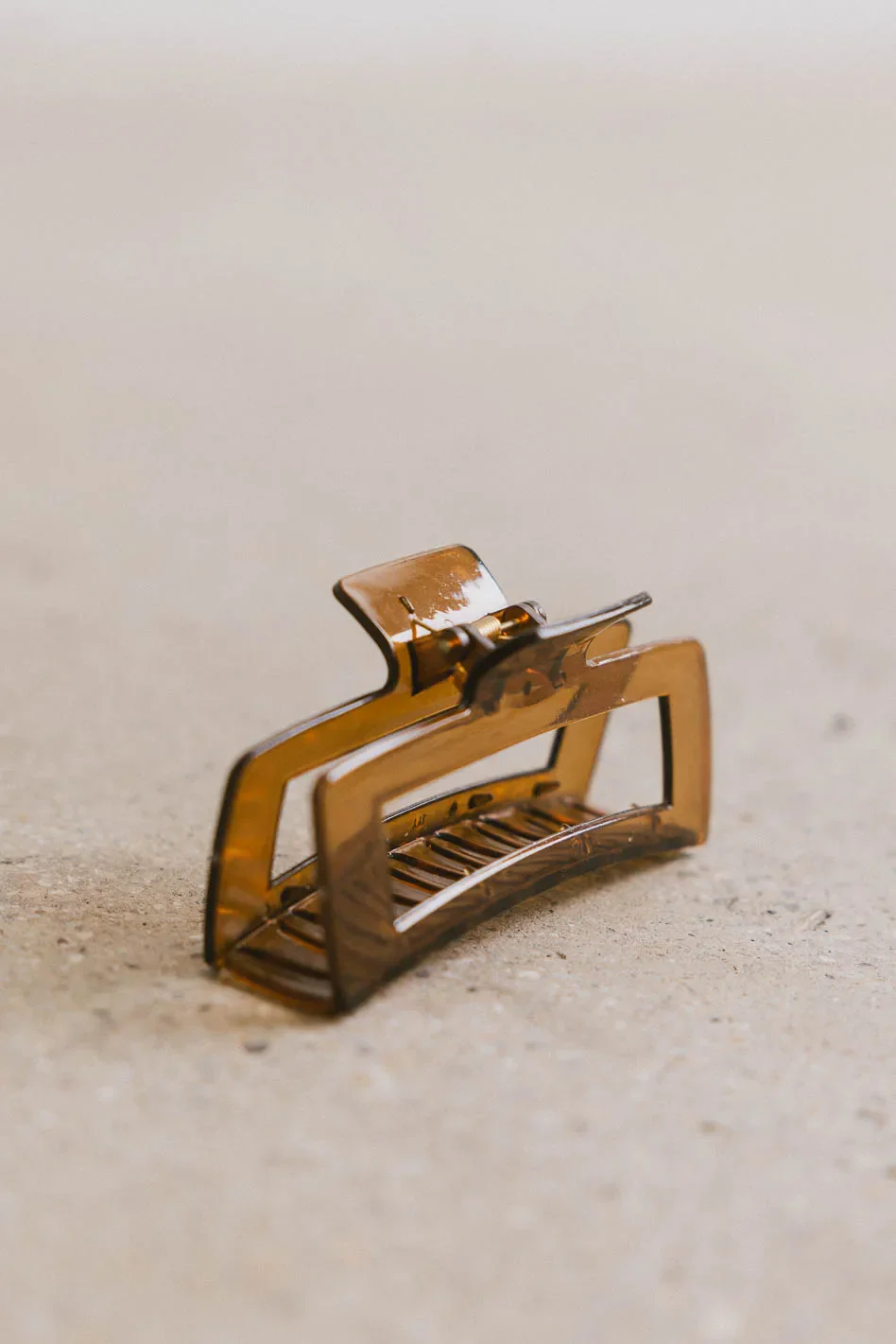 See-Through Oversized Claw Clip in Brown - Image 2