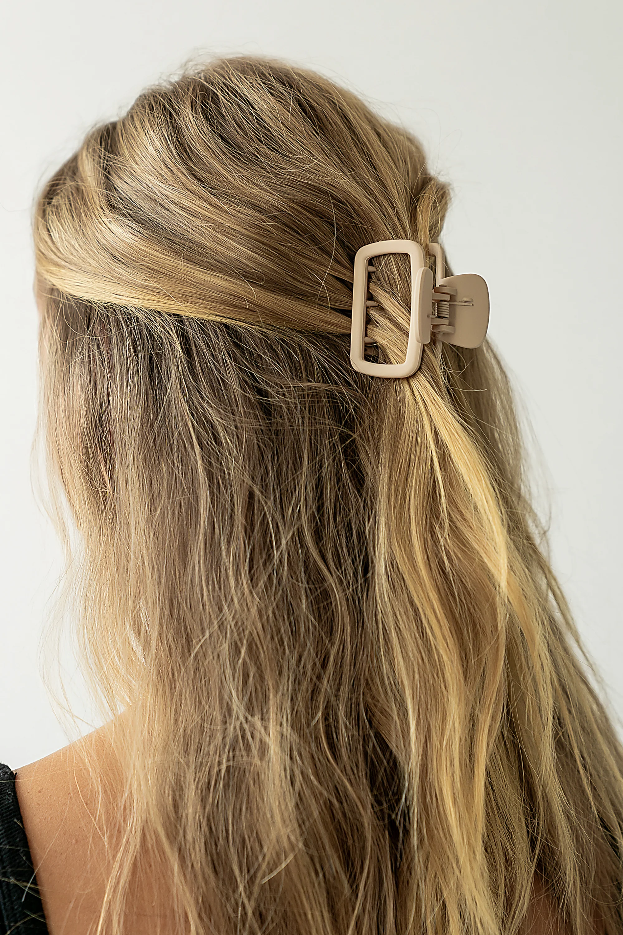 Tati Cutout Claw Clip in Beige